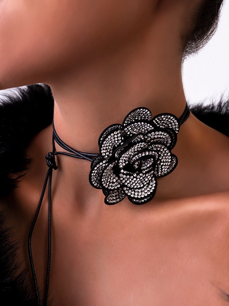 BLACK FLOWER STRASS CHOKER...