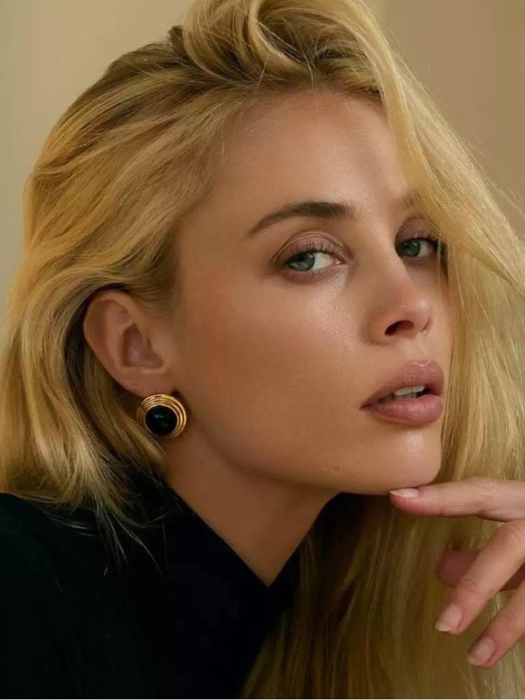 GOLD EARRINGS - ROVERY